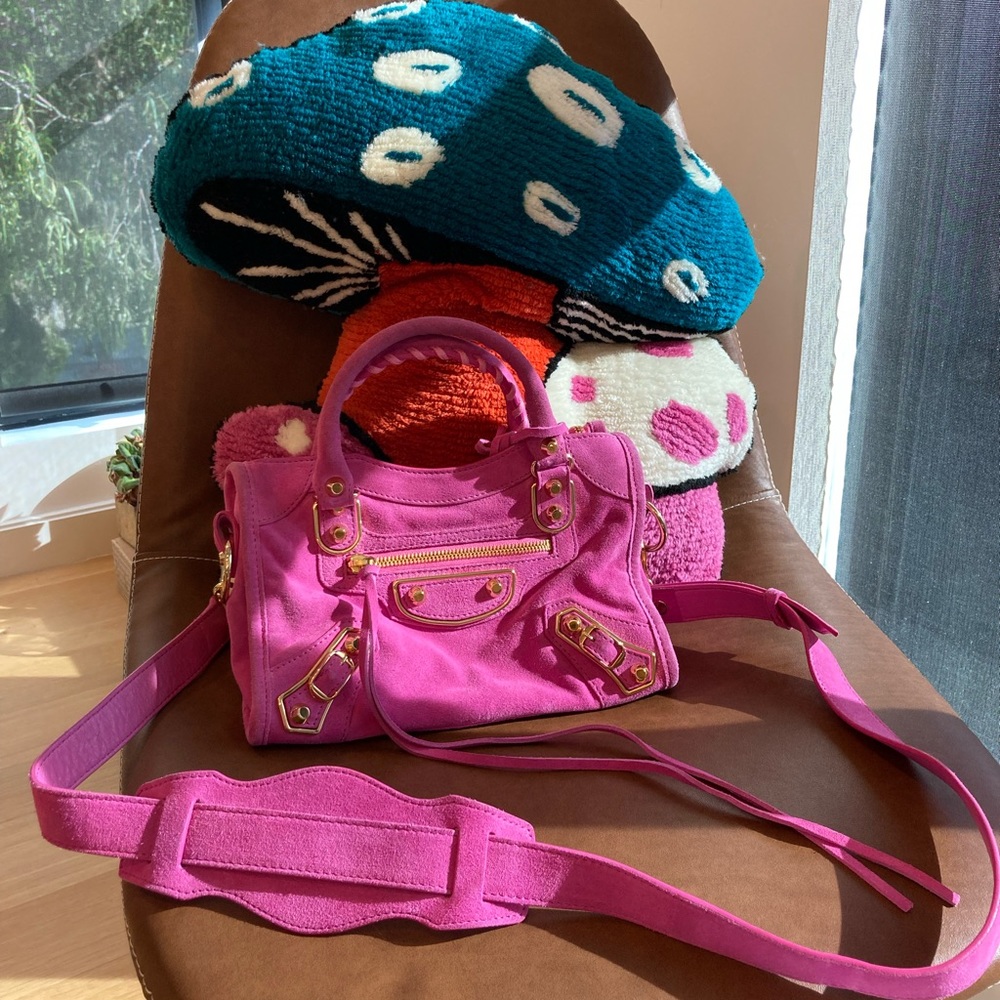 BALENCIAGA MINI CITY Metallic Edge
SUEDE SHOULDER BAG in hot pink